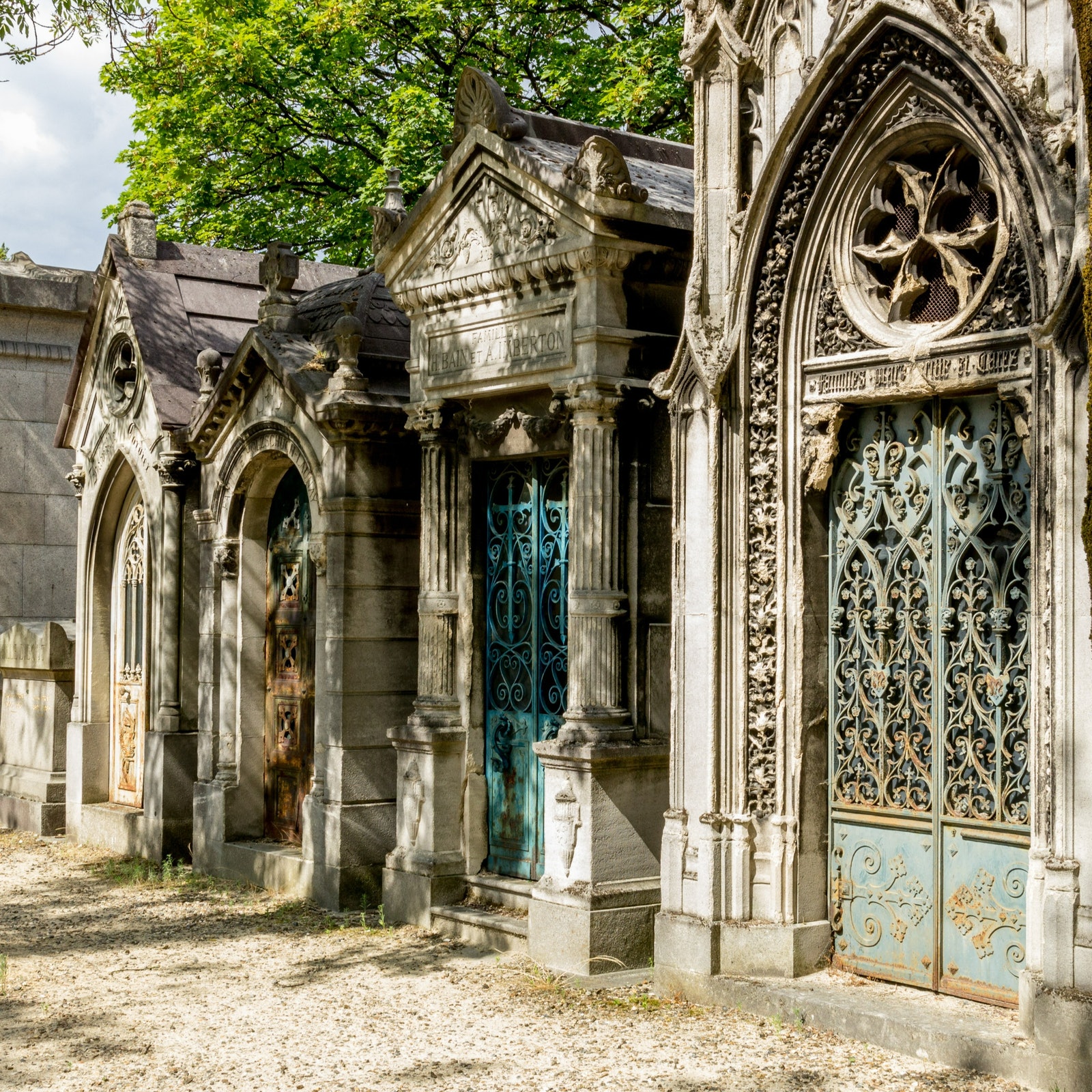 Tour of the famous Père Lachaise cemetery (by TouringBee) in France