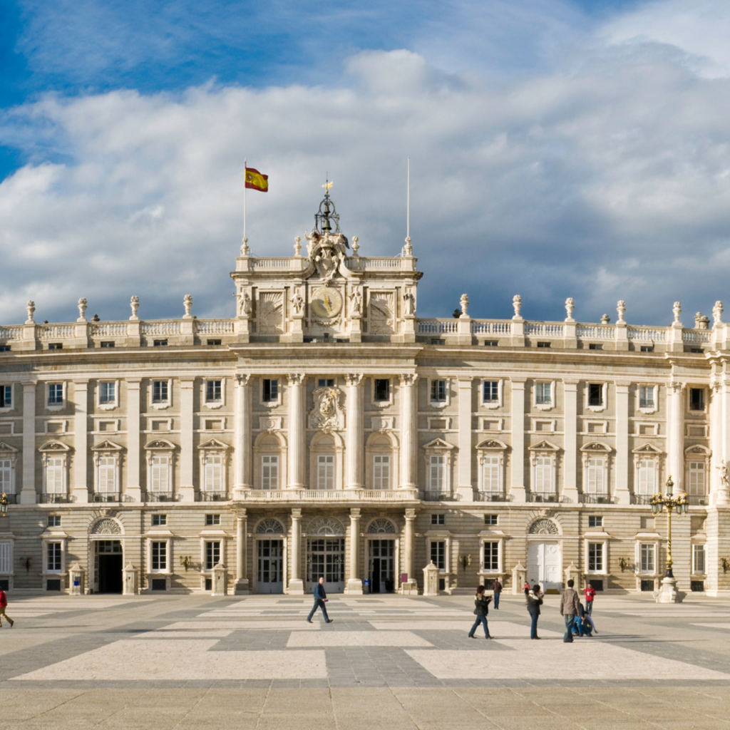 Guided tour with access to the Royal Palace and Cathedral of La Almudena in Spain