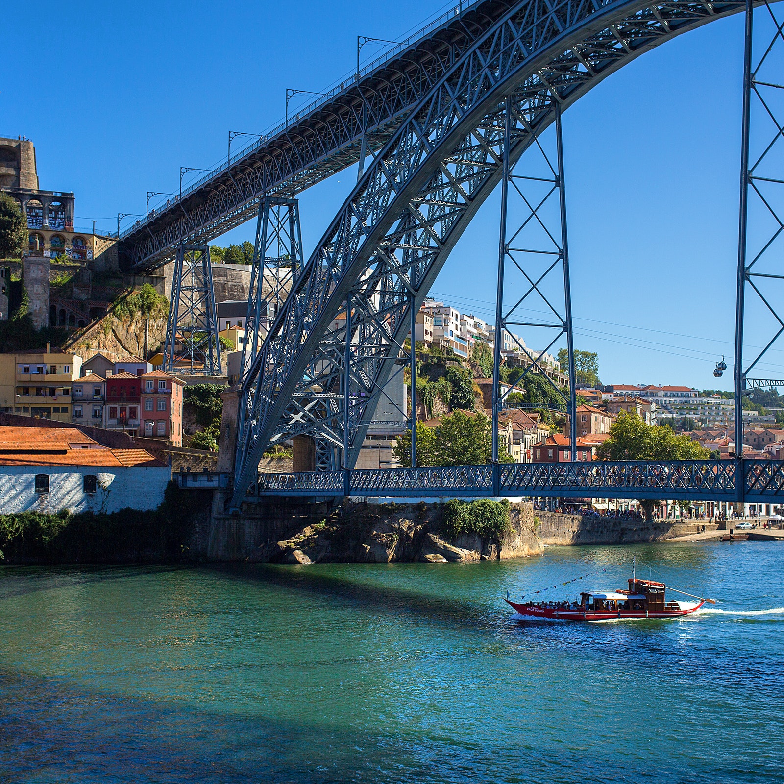 Hop-on Hop-off Bus + River Cruise Porto in Portugal