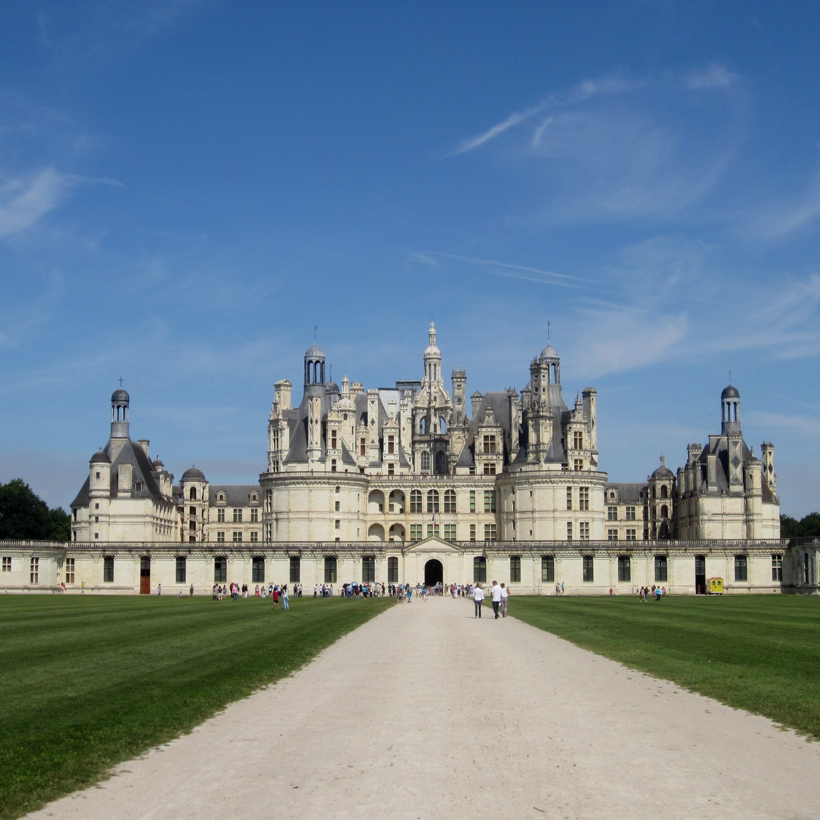 Loire Valley Castles: Day Trip from Paris with Wine Tasting in France